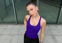 Duygu Özaslan  külotla defileye katıldı