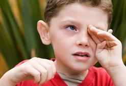 Aileler dikkat: “Çocuğunuz gözünü kısarak bakıyorsa bir göz hekimine gösterin”