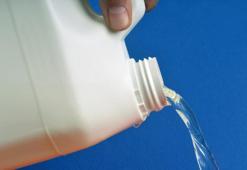 Evdeki bu bölgeyi asla çamaşır suyuyla temizlemeyin! Sürekli aynı hatayı yapıyoruz ama verdiği zarar inanılmaz