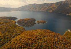 Nemrut Krater Gölü’nde eşsiz sonbahar görüntüsü