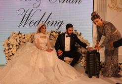 Düğünde geline bir valiz dolusu altın takıldı! Yer gök altın oldu