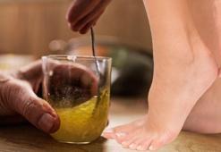 Zeytinyağının içine 1 kaşık ekleyin! Ayakta koku, mantar, nasır bırakmıyor: Tam bir mikrop öldürücü