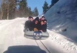 Araçlarına bağladıkları rafting botuyla kar üstünde kayarak eğlendiler