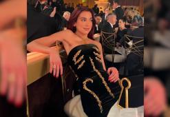 Dua Lipa Altın Küre'de giydiği elbiseyle zor anlar yaşadı!