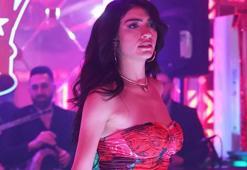 Hazar Ergüçlü mini elbisesiyle takipçilerini selamladı