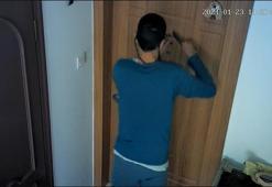 Gürültü yapıyorlar diye komşusunun kapısına satırla dayandı