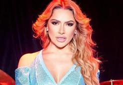 Hadise siyah dekolteli elbisesiyle ayna karşısında