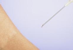 İğne orucu bozar mı? Kalçadan ve koldan iğne olunca oruç bozulur mu? (Diyanete göre)