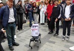 Darbuka eşliğinde dans eden robot köpek Taksim'de ilgi odağı oldu