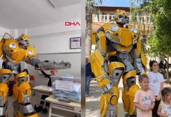 Antalya'da seçmen Transformers karakteri 'Bumblebee' kostümüyle oy kullanmaya geldi