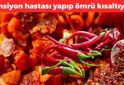 Yemeklere avuç avuç atıyoruz ama bağırsakları bitiriyor! Tansiyon hastası yapıp ömrü kısaltıyor, organları resmen çürütüp mideyi mahvediyor