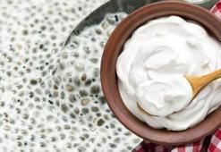 Yoğurdun içine kaşık kaşık koyunca kalsiyum seviyesini 2'ye katlıyor! D vitamini deposunu tıka basa dolduruyor: Yedikçe kemikleri kaya gibi güçlendiren besin