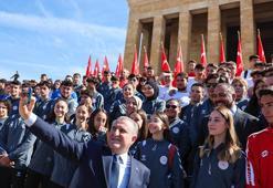Bakan Bak gençler ve sporcularla Anıtkabir’i ziyaret etti