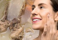 1 kaşık yiyen 1 kutu kolajen içmiş kadar oluyor! Takviye ürünleri çöpe attıran besin: Hücreleri onarıp, kırışıklıkları ütü gibi düzleştiriyor