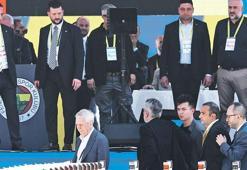 Aziz Yıldırım stadı terk etti Ali Koç 'kaçtı' iması yaptı