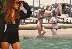 Burçin Terzioğlu Bodrum'da! Bikinisiyle plajda rüzgar estirdi