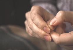 Artık gençlerde de görülüyor! Egzama ile karıştırılıyor ama aileden birinde varsa tüm eve bulaşmadan gitmiyor!