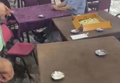 İzmir'de şiddetli yağışa aldırış etmeden kahvehane de okey oynamaya devam ettiler