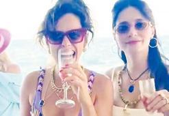 Kız kıza tatil