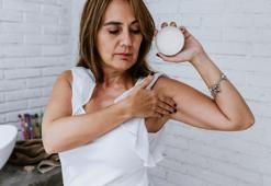 Ter kokusunu 5 dakikada yok ediyor! 12 saat koku korumalı doğal deodorant, cildi de pamuk gibi yapıyor!