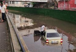 Sağanak hayatı olumsuz etkiledi! Göle dönen alt geçide giren otomobil sulara gömüldü