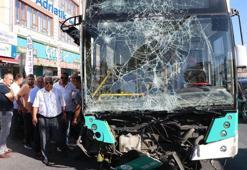 Kayseri'de halk otobüsü dehşeti! Kaldırımdaki yayalara çarptı: 4 yaralı
