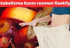 Gaz, şişkinlik ve ağrıyı geçirip karnı dümdüz yapıyor! Bardak bardak için: Metabolizma hızını fişekliyor, 12 saat tok tutan doğal şeker ilacı