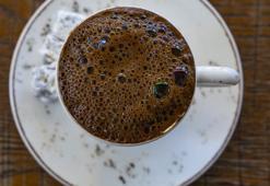 Türk kahvesini köpük köpük yapan şeker hilesi! Meğer yanlış biliyormuşuz, o aşamada ekleyince köpüğü bol oluyor, lezzeti 2 katına çıkıyor!