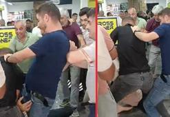 Marketteki indirim kampanyası tekmeli yumruklu kavgaya dönüştü: O anlar kamerada