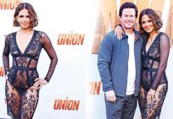 Dantel elbisesi ile göz kamaştırdı! Kırmızı halıda şıklık yarışı