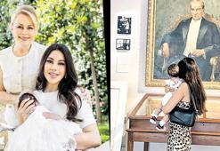Bebeğini Atatürk'le tanıştırdı