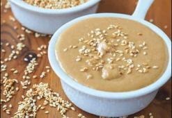 Tahinin içine 1 kaşık ekleyince kemikleri güçlendirip kolesterolü bitiriyor!