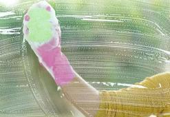 Temizlik suyuna 1 kaşık eklemek yetiyor! Camları ışıl ışıl yapıyor: Yüzeydeki lekeleri söküp atıyor