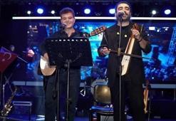 Kütahya Simav'ın 'müzisyen kaymakamı'! Gitar çalarak, yaklaşık 1,5 saat sahnede kaldı