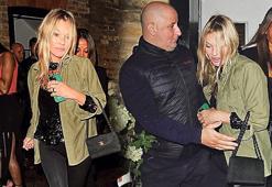 Parti görünce dayanamıyor