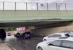 Bakırköy'de alt geçidi su bastı; trafik durma noktasına geldi