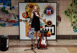 Genç müzisyen Sofie Demi'nin müzik yolculuğundaki son durağı İstanbul sokakları oldu