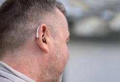 Erkekler yaşlı görünmekten korktukları için mi işitme cihazı kullanmıyor?