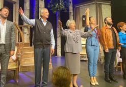 Nevra Serezli’yi yıllar sonra tiyatroya döndüren oyun: 'Ağaçlar Ayakta Ölür'