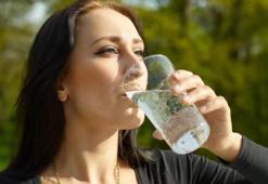 Yemeklerden sonra bardak bardak içiyoruz ama dikkat! Demir deposunu kurutuyor, fazlası bağımlılık yapıyor...
