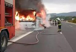Seyir halindeyken yanan otobüs kullanılamaz hale geldi