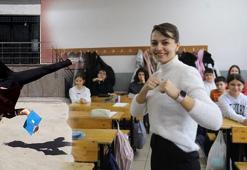 'Uçan öğretmen Gülsena' öğrencilerin derslere ilgisini arttırdı