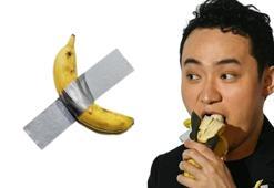 Justin Sun, 6.2 milyon dolara satın aldığı bantlı muzu keyifle böyle yedi