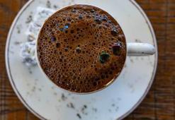Türk kahvesini köpük köpük yapan yöntem! Meğer yanlış biliyormuşuz, öyle koyunca köpüğü bol oluyor, lezzeti 2 katına çıkıyor!