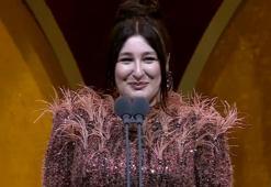 Yasemin Sakallıoğlu'ndan salonu kahkahaya boğan ödül konuşması!