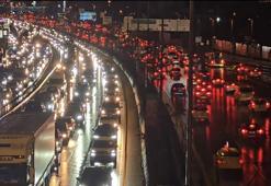 İstanbul'da yağışın da etkisiyle trafik yoğunluğu yaşanıyor