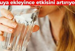 Suyun içine 1 dilim koyun! Sabahları aç karna için: Bağırsakları makine gibi çalıştırıp kabızlığı bitiriyor, karnı dümdüz yapıyor