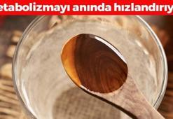 Sıcak suya 1 kaşık eklemek yetiyor! Yağları şıpır şıpır eritip bel, basen ve göbek bölgesindeki yağlardan kurtarıyor! Metabolizma hızını yüzde 100'e çıkartıyor