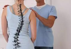 Akıllı telefon kullanımındaki tehlike! Duruş bozukluğuna yol açıyor