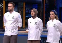 Masterchef'te ilk 4'e kalan üçüncü isim belli oldu! Yarışmacının sunum anında talihsiz hatası